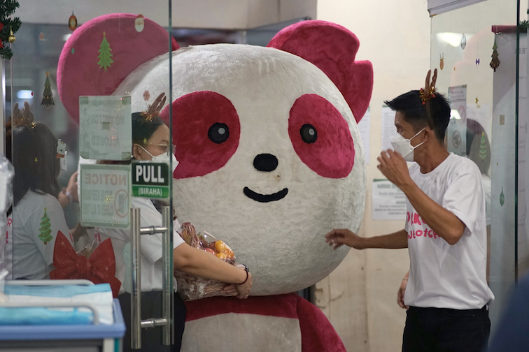 PauPau makes a surprise appearance in the wards, bringing smiles to patients and staff