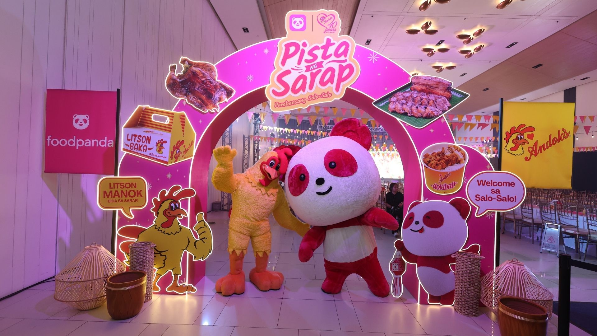 [2] Two fan-favorite mascots, Pau-Pau and Andy, came together at Pista ng Sarap to celebrate Andok_s official return to foodpanda